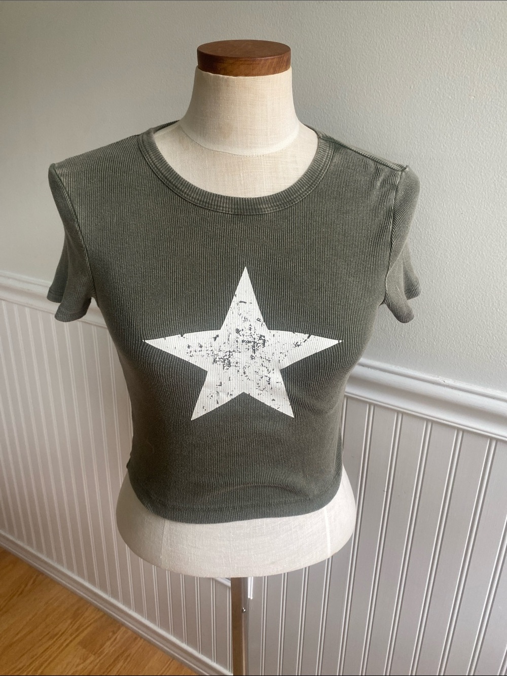 5 for $25! Women’s Olive Green Star Graphic Ribbed Crop Tee